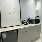 استوديو أنيق مع سطح خاص بحي الملقا