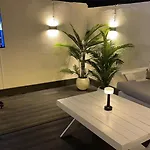 استوديو أنيق مع سطح خاص بحي الملقا