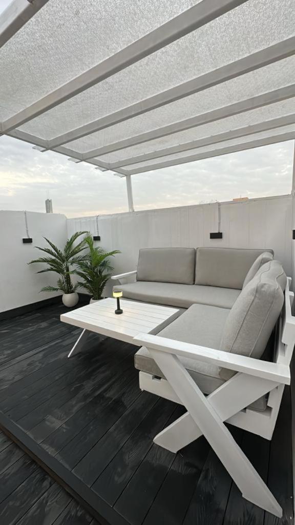 استوديو أنيق مع سطح خاص بحي الملقا Apartment