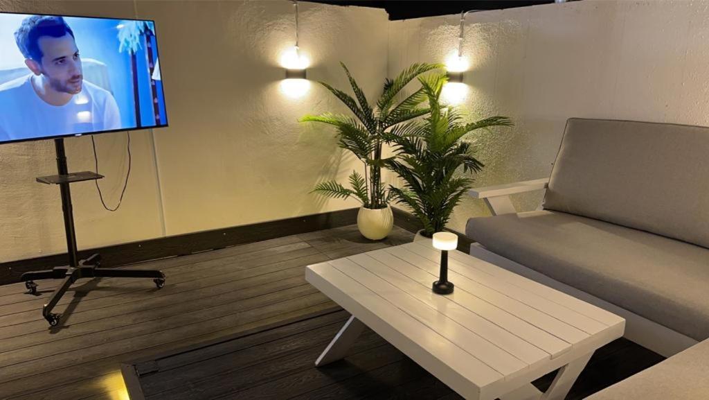 استوديو أنيق مع سطح خاص بحي الملقا Apartment