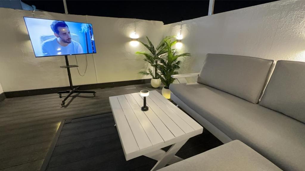 استوديو أنيق مع سطح خاص بحي الملقا Apartment *